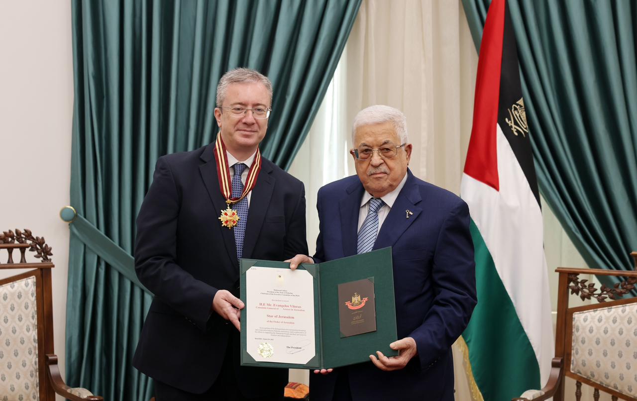 الرئيس خلال تقليده القنصل العام اليوناني في القدس إيفانجيلوس فليوراس "نجمة القدس" من وسام القدس (تصوير: ثائر غنايم)